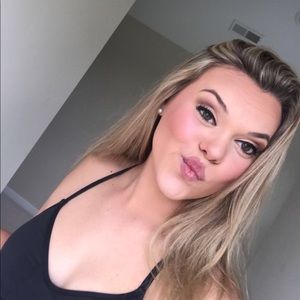 Meet your Posher, Caitlin